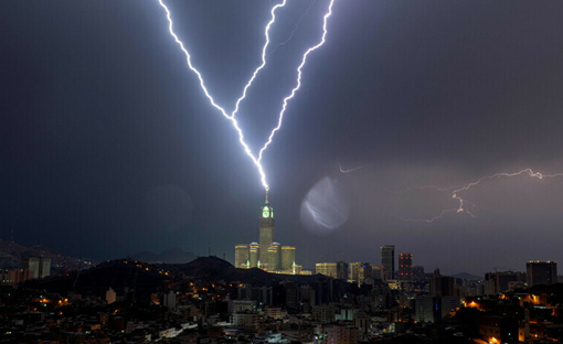 Fierce Storms Hit Makkah Region: Lightning and Strong Winds